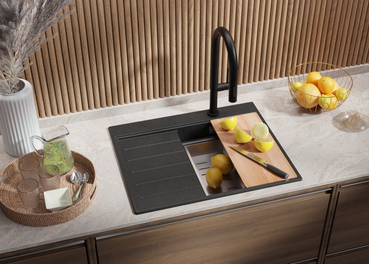 Küchenspüle mit Schneidebrett, Armatur und Lebensmitteln auf einer Küchentheke