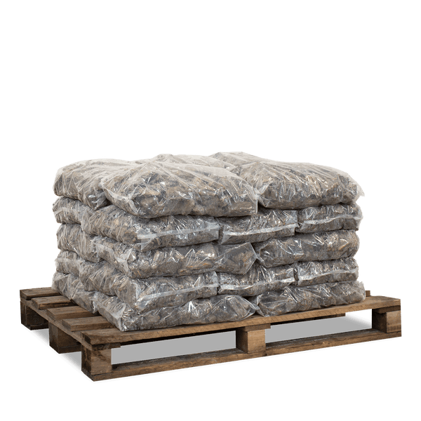 Mehrere Säcke mit Steinen in transparenten Kunststoffsäcken auf einer Holzpalette gestapelt.