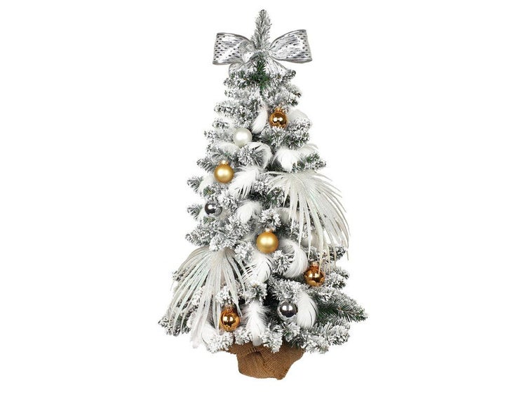 Künstlicher, beschneiter Weihnachtsbaum mit Weihnachtsschmuck, Federn und Schleife in Jutesack für eine weihnachtliche Dekoration.