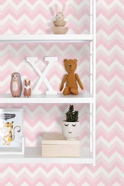 Regal mit Dekorationsgegenständen und Zickzacktapete