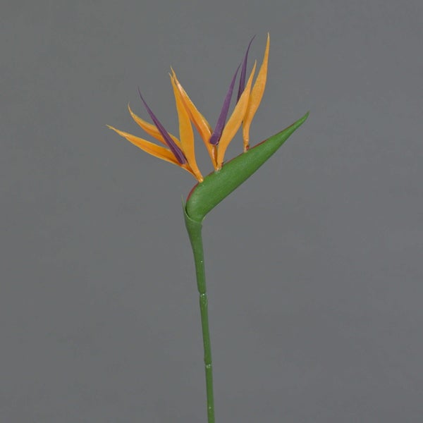 Künstliche Kornblume mit blauen Blüten und grünem Stiel.