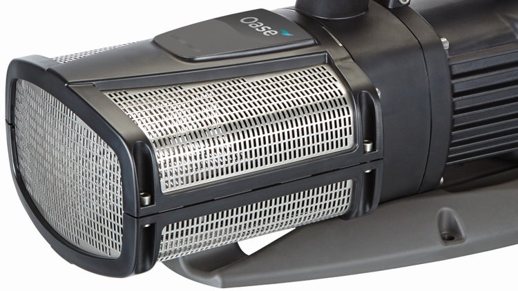 Detailansicht einer Oase Teichpumpe mit Filterkorb aus Edelstahl.