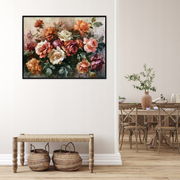 Wandbild mit Blumenmotiv in schwarzem Rahmen hängend über einer Sitzbank aus Holz mit zwei Körben in einem hellen, rustikalen Wohnbereich.