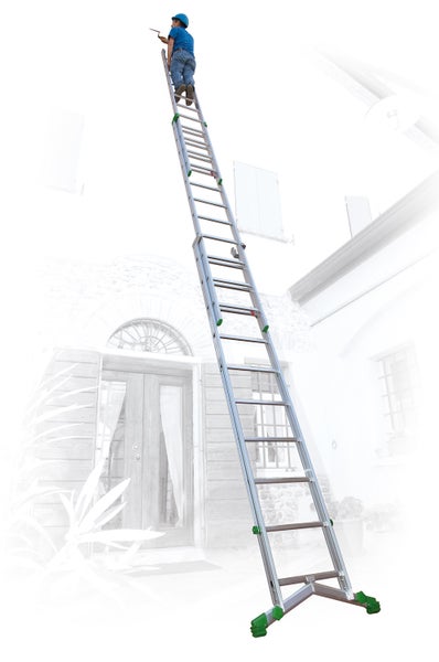 Eine Person steht auf einer Aluminiumleiter und arbeitet an einer Hauswand.