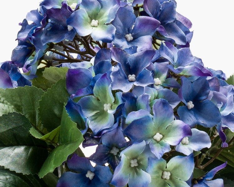 Künstliche Hortensie mit blau-violetten Blüten und grünen Blättern.