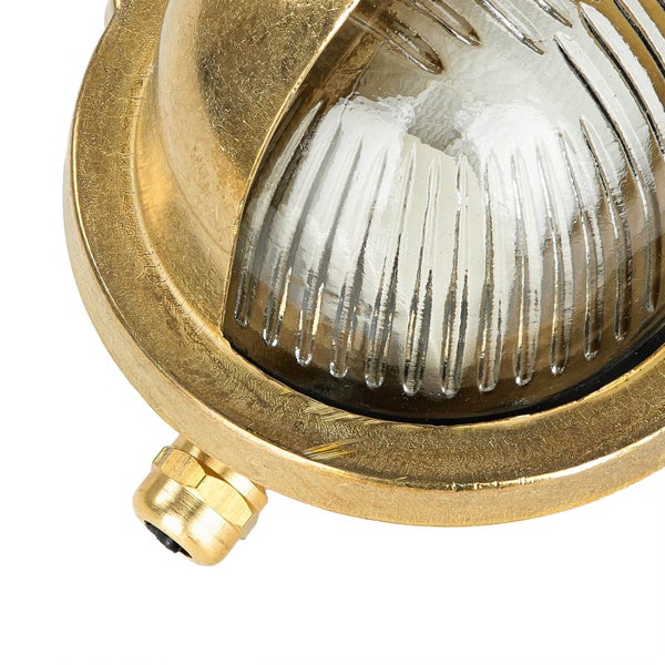 Detailaufnahme einer runden Aussenleuchte mit geriffeltem Glas und Messinggehäuse.