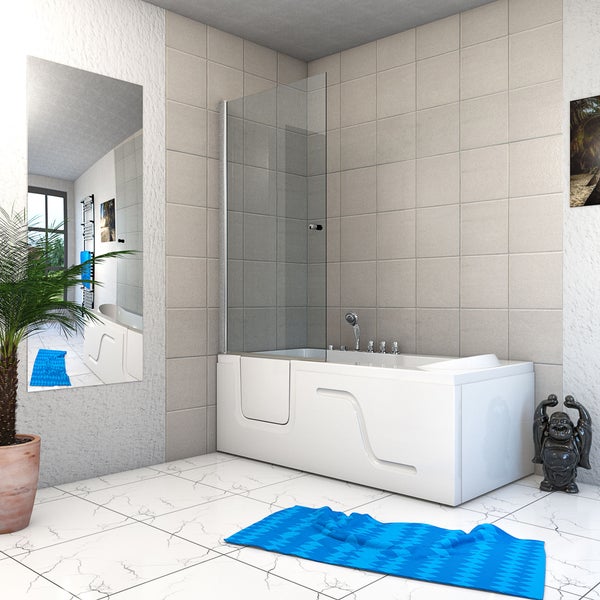 Helles Badezimmer mit einer begehbaren Badewanne mit Glastrennwand, hellen Fliesen, einem großen Spiegel und einer blauen Badematte.