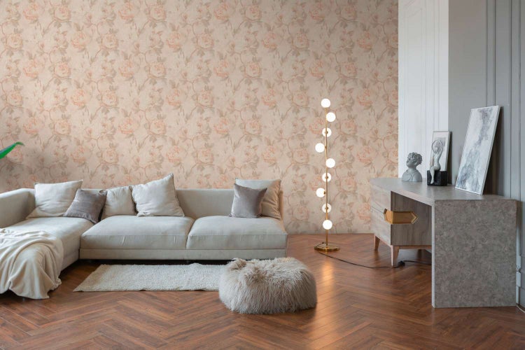 Wohnzimmer mit Vliestapete mit Blumenmuster, gemütlichem Sofa, moderner Stehlampe und Parkettboden in einem elegant eingerichteten Innenraum.