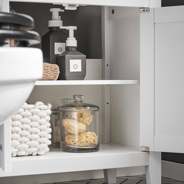 Offener Waschbeckenunterschrank mit Pflegeprodukten, Schwämmen und Aufbewahrungskorb