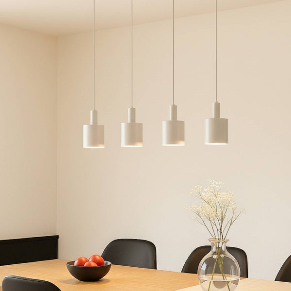 Esszimmer mit Tisch, Stühlen und vier Pendelleuchten