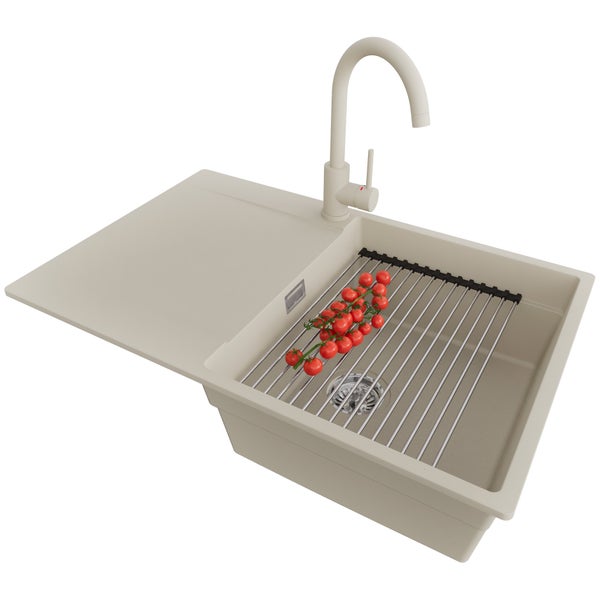 Spültisch mit Abtropffläche, Armatur, Abtropfgitter und Tomaten