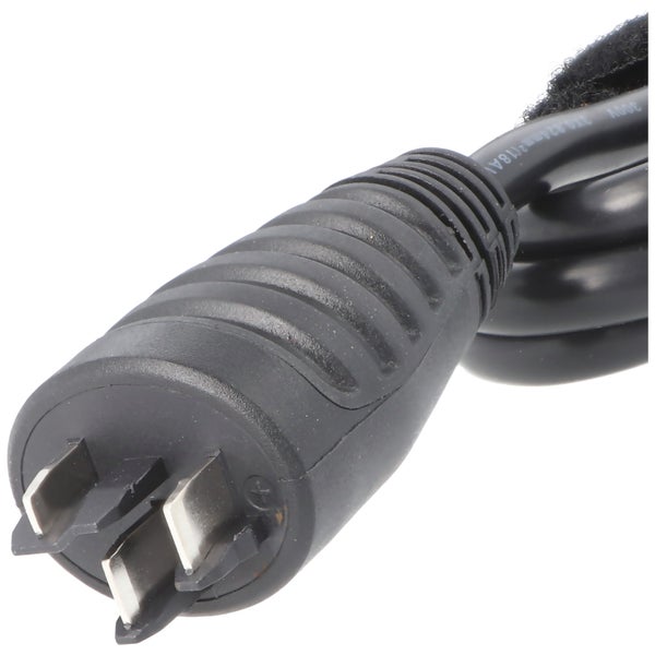 Schwarzer Netzstecker mit geriffeltem Kunststoffgriff, Metallstiften und Klett-Kabelbinder.
