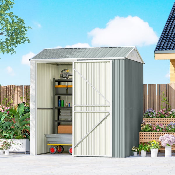 Gartenhaus aus Metall mit offener Schiebetür, Regalsystem und Wagen im Innenraum, im Garten vor einem Holzzaun.
