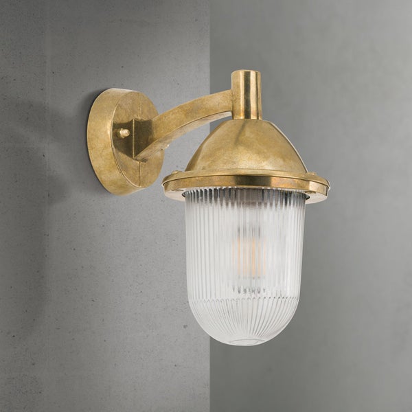 Außenwandleuchte aus Messing mit einem Schirm aus geripptem Glas im industriellen Design.