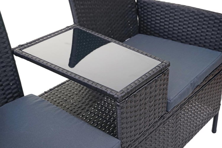 Gartenbank aus Polyrattan mit integriertem Glastisch und Sitzkissen.