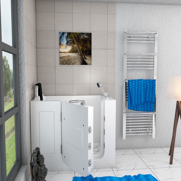 Begehbare Badewanne mit Tür, Handtuchwärmer und Dekoration in einem hellen Badezimmer.