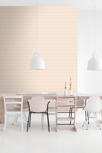Esszimmer mit Esstisch, Stühlen und Tapete im Fliesendesign