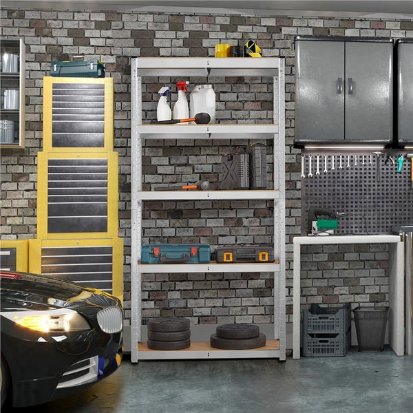 Stabiles Metallregal mit fünf Holzböden in einer Garage, bestückt mit Werkzeugen und Zubehör vor einer Ziegelwand.