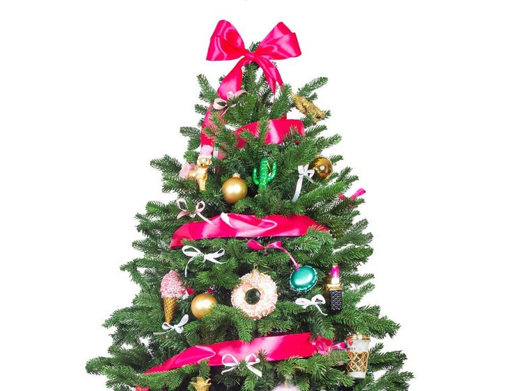 Künstlicher Weihnachtsbaum geschmückt mit Schleifen, bunten Weihnachtskugeln und verschiedenen ausgefallenen Anhängern.