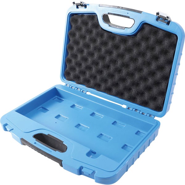 Geöffneter blauer Werkzeugkoffer aus Kunststoff mit schwarzer Noppenschaum-Einlage im Deckel und Tragegriff.