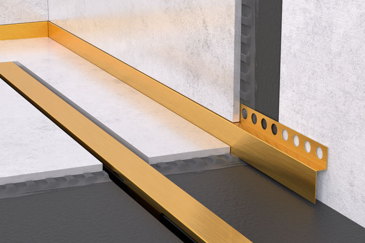 Goldfarbenes Gefälleprofil aus Metall für den bodengleichen Duschausbau zwischen Wandfliesen und Bodenfliesen in heller Umgebung.