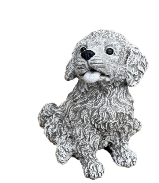 Gartenfigur sitzender Hund mit lockigem Fell in Steinoptik.