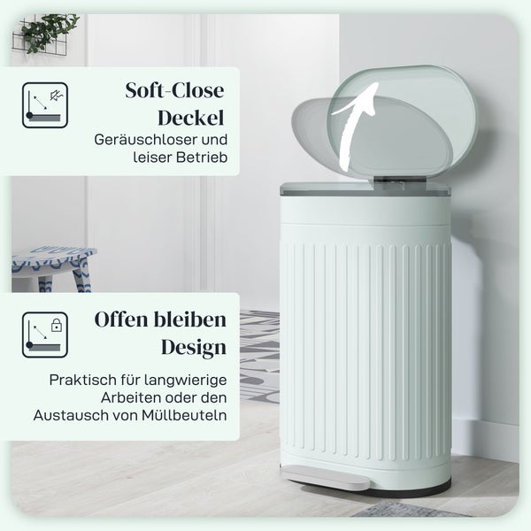 Hellgrüner Tretmülleimer mit Soft-Close-Deckel und Offen-bleiben-Funktion in einem hellen, modern eingerichteten Raum.