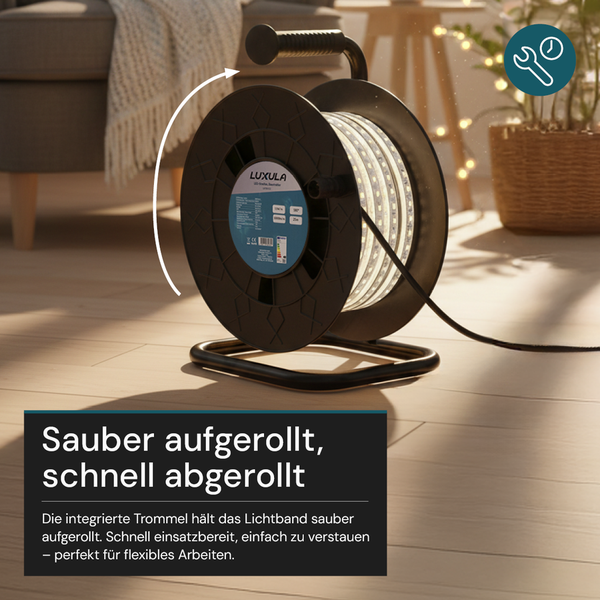 LUXULA LED-Streifen auf schwarzer Kabeltrommel aus Kunststoff auf Holzboden in hellem Wohnraum. Integrierte Trommel und Symbol für schnelle Montage.