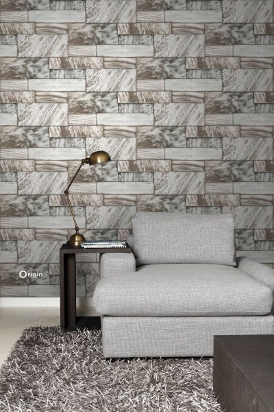 Wohnzimmer mit Sessel und Tapete in Steinoptik