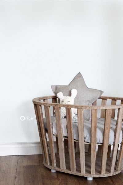 Kinderbett mit Sternkissen und Kuscheltier