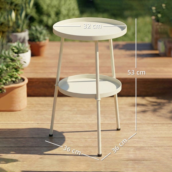 Runder Metall-Beistelltisch mit zwei Ebenen auf einer Holzterrasse neben einem Gartenstuhl mit lesender Person in einem hellen Garten.