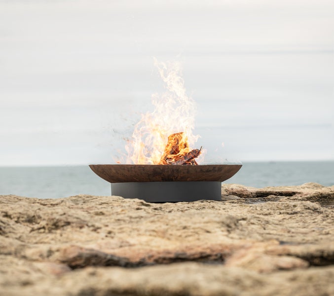 The Favilla SILIA Feuerkorb aus Cortenstahl mit schwarzem Sockel – Design-Feuerstelle 81×81×20 cm – moderne Feuerschale für Garten, Terrasse & Balkon – Outdoor Feuerbecken