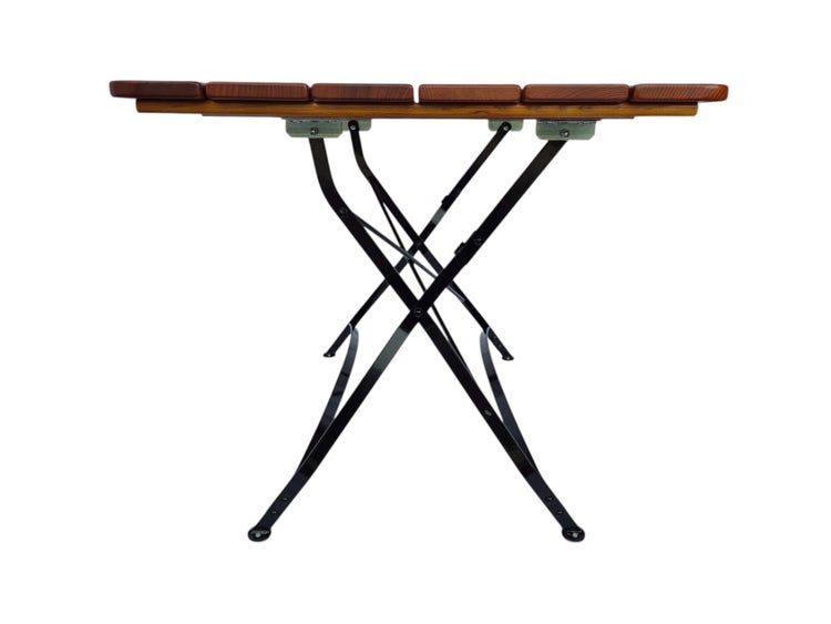 Klapptisch mit Tischplatte aus Holzlatten und schwarzem Metallgestell in X-Form, Seitenansicht.