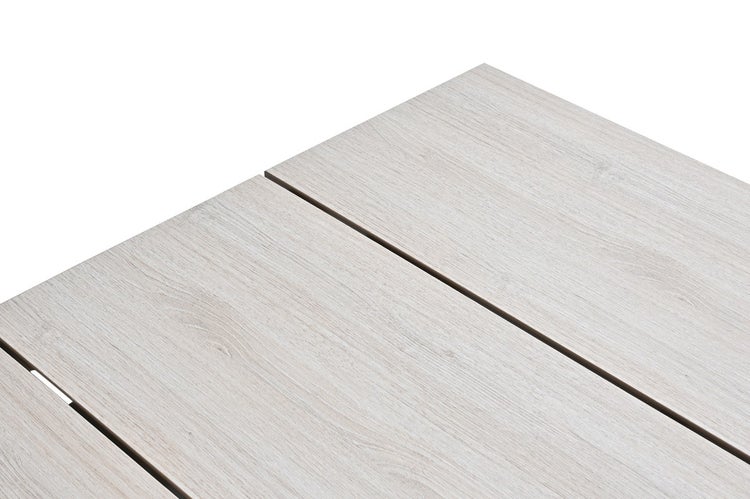Detailansicht einer Tischplatte in Holzoptik mit Lamellenstruktur.