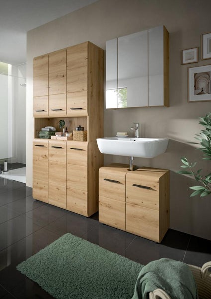 Modernes Badezimmer mit Hochschrank und Waschbeckenunterschrank in Holzoptik, weißem Waschtisch und einem Spiegelschrank.