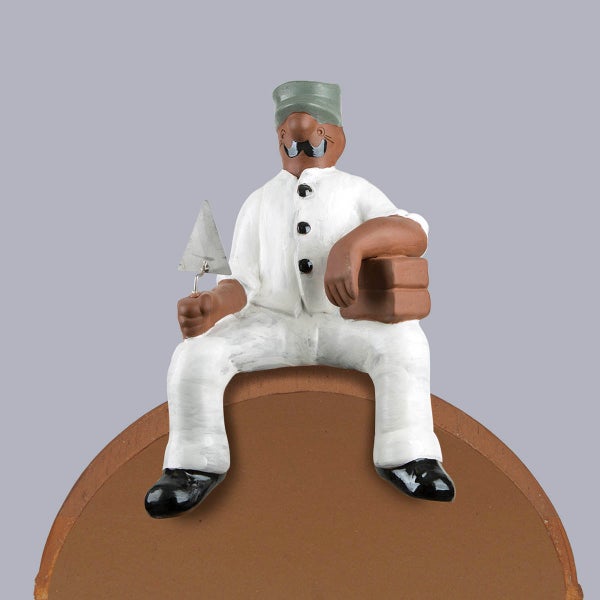 Dachschmuck Firstfigur Maulwurf als Maurer mit Kelle und Ziegelsteinen aus Ton.