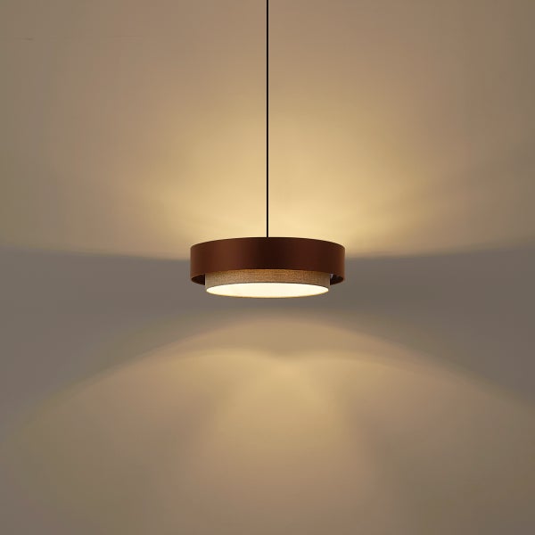 Moderne Hängeleuchte mit rundem, mehrlagigem Schirm aus Metall und Textil in Braun und Beige, eingeschaltet mit warmem Lichteffekt.