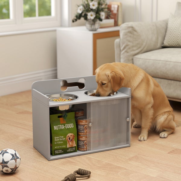 Futterstation für Hunde mit zwei Edelstahlnäpfen und integriertem Fach für Futtervorräte in einem hellen, organisierten Wohnzimmer.