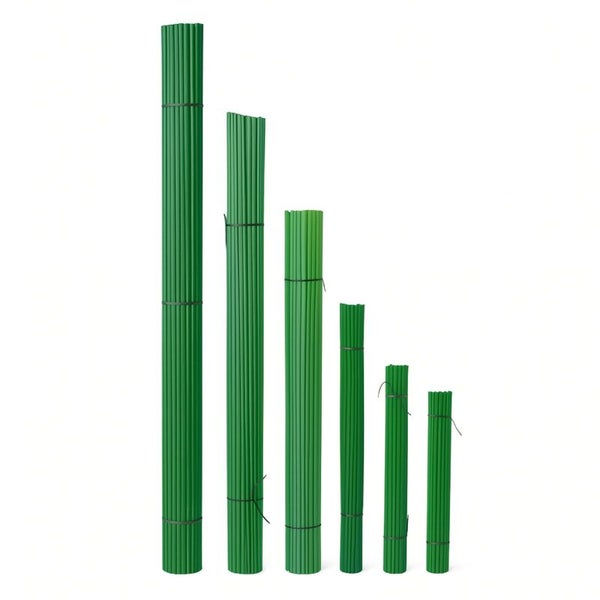 Mehrere Bündel grüne Pflanzstäbe unterschiedlicher Länge