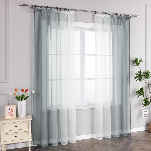 Fenster mit Gardinen und Vorhängen