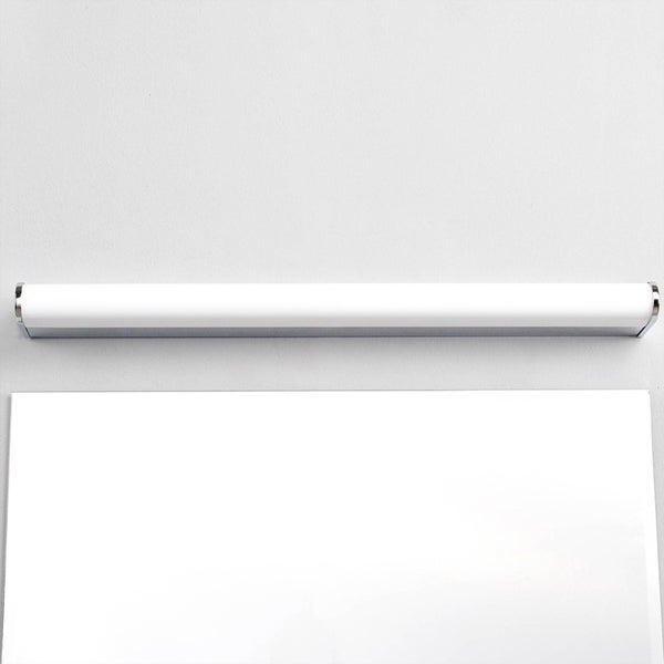 LED-Spiegelleuchte für das Badezimmer mit verchromten Endkappen und weißer Abdeckung, montiert über einem Spiegel.