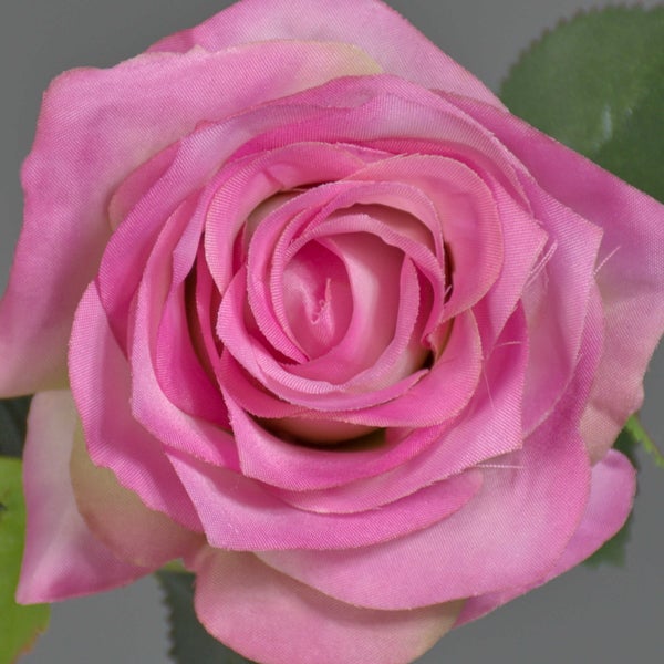 Künstliche rosa Rose mit einer Blüte, grünen Blättern und langem Stiel.