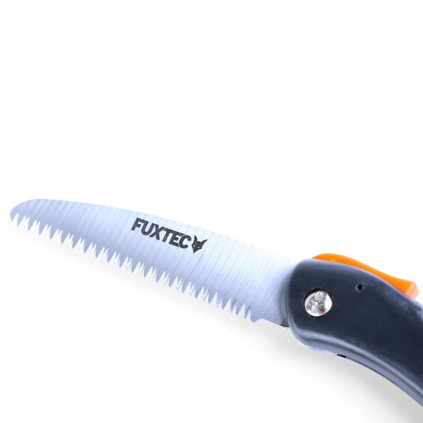 Fuxtec Klappsäge mit gezahnter Metallklinge und schwarz-orangefarbenem Griff.