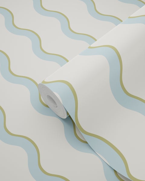Tapetenrolle mit Wellenmuster in Blau und Olivgrün auf hellem Hintergrund.