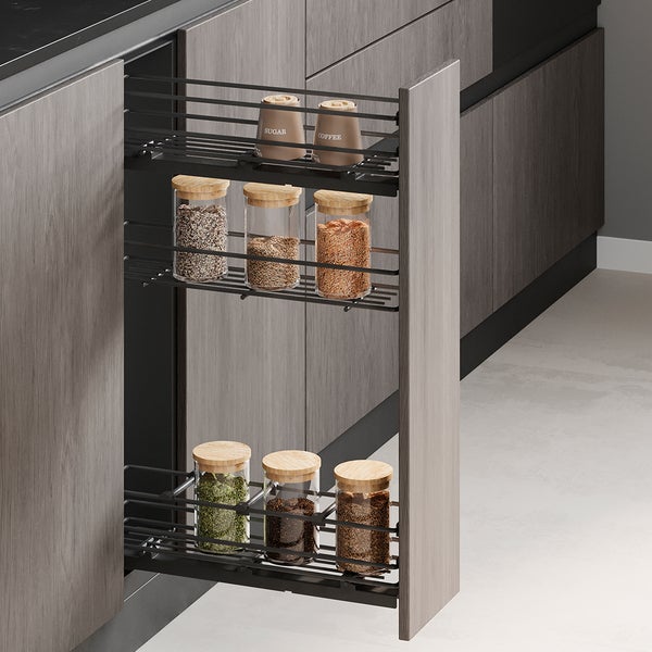 Moderner, organisierter Auszug für Küchenunterschränke mit drei Ebenen aus dunklem Metall, bestückt mit Gläsern in einem grauen Schrank mit Holzmaserung.