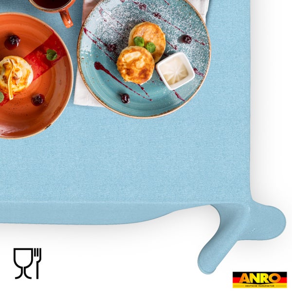 Hellblaue strukturierte Tischdecke mit Stoffoptik, gedeckt mit Tellern und Speisen. Lebensmittelecht. ANRO Logo.