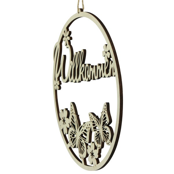 Dekoratives Holzschild mit der Aufschrift 'Willkommen', verziert mit Blumen- und Schmetterlingsmotiven