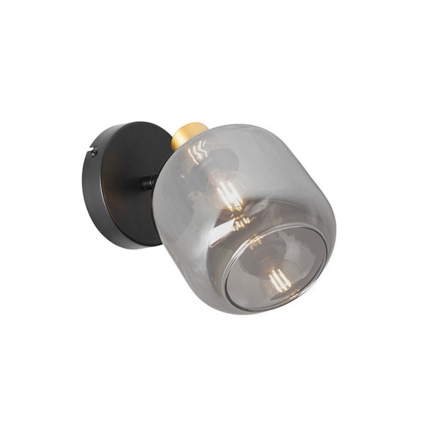 Wandleuchte mit schwarzer Halterung, goldenem Akzent und einem Schirm aus Rauchglas inklusive sichtbarem Leuchtmittel.
