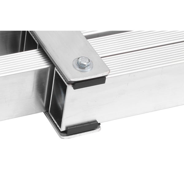 Detailansicht einer stabilen Verbindung von Aluminiumprofilen einer Leiter mit einer Sechskantschraube und schwarzen Puffern.
