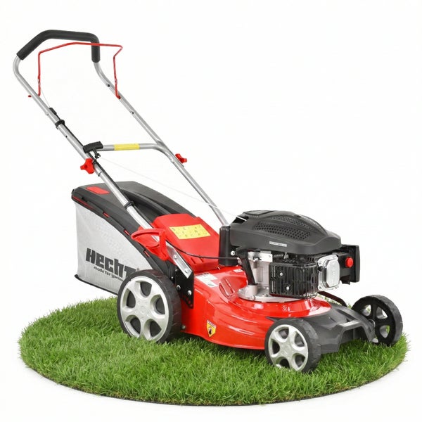Benzin-Rasenmäher von Hecht mit rotem Gehäuse, einem Grasfangkorb und vier Rädern auf einer Rasenfläche.